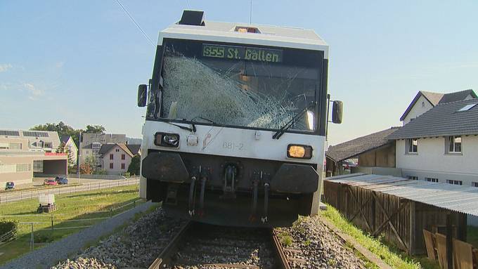 Zug kracht in defekte Bahnschranke