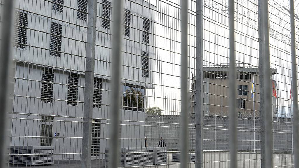 Ein Häftling war gemäss einem Bundesgerichtsurteil vom Freitag im Genfer Gefängnis Champ-Dollon widerrechtlich in einer zu kleinen Zelle untergebracht. (Archivbild)