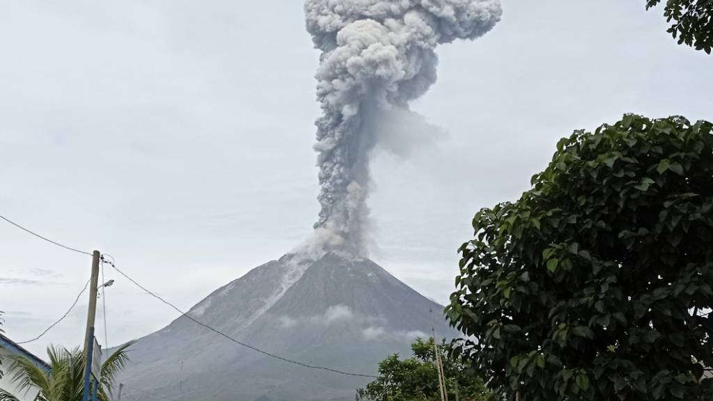 Der Berg Sinabung setzt während eines Ausbruchs in Karo, Nordsumatra, Indonesien vulkanisches Material frei. Der Sinabung ist einer von mehr als 120 aktiven Vulkanen in Indonesien. Foto: Sastrawan Ginting/AP/dpa