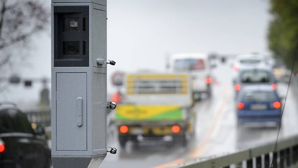 Auf der Autobahn A14 zwischen den Verzweigungen Rotsee und Rütihof wird ab 15. Juli eine neue Radaranlage montiert. (Symbolbild)