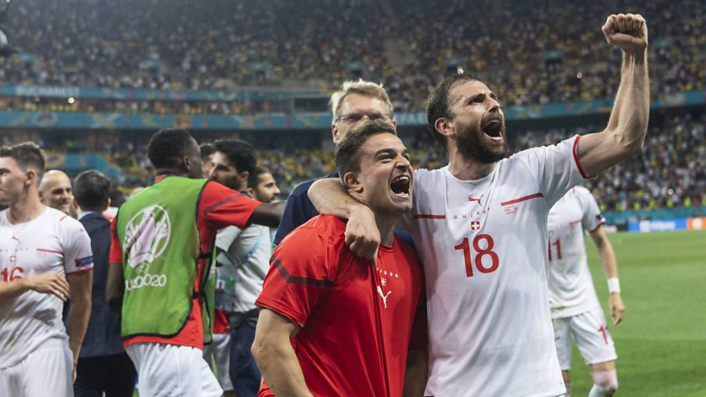 Xherdan Shaqiri (links, mit Admir Mehmedi) führt die Schweiz gegen Spanien als Captain auf das Feld