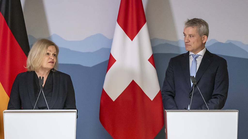 Bundesrat Beat Jans und die deutsche Innenministerin Nancy Faeser informieren an einer Medienkonferenz in Basel über das Arbeitstreffen der Innenministerinnen und -minister der deutschsprachigen Länder Deutschland, Österreich, Liechtenstein, Luxemburg und Schweiz.