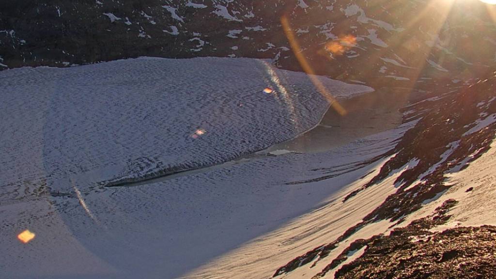 Der Gletschersee oberhalb der Lenk im Berner Oberland läuft seit Freitagmorgen aus.