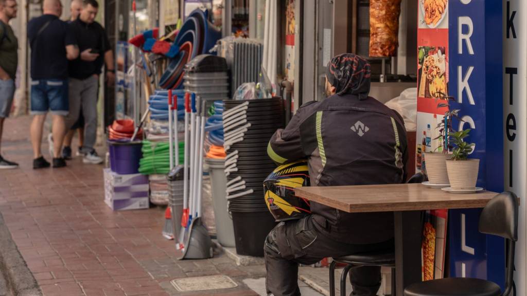 Menschen gehen eine Straße im Stadtteil Fatih entlang. Foto: Ahmed Deeb/dpa