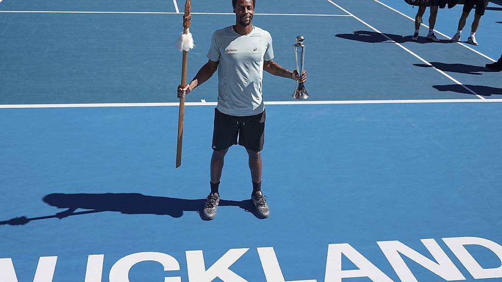 Gaël Monfils mit den Trophäen für den Turniersieg in Auckland