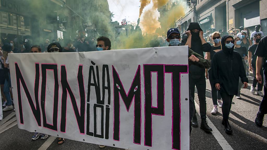 Rund 1000 Personen haben am Samstag in Genf gegen das Anti-Terror-Gesetz und das Covid-19-Gesetz demonstriert.