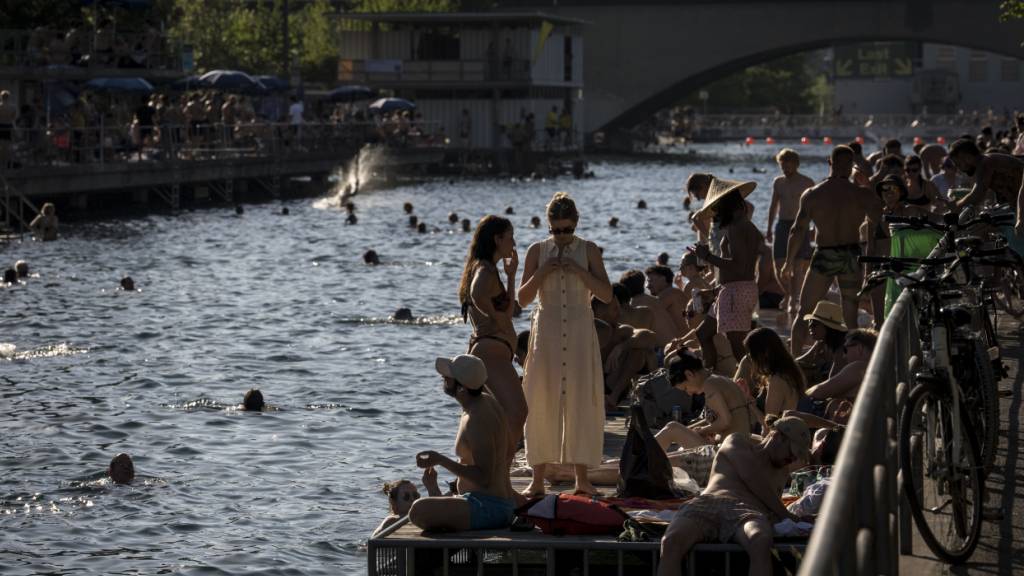 Menschen geniessen in der zweiten Junihälfte das sommerliche Wetter im Flussbad Oberer Letten an der Limmat in Zürich. (Archivbild)