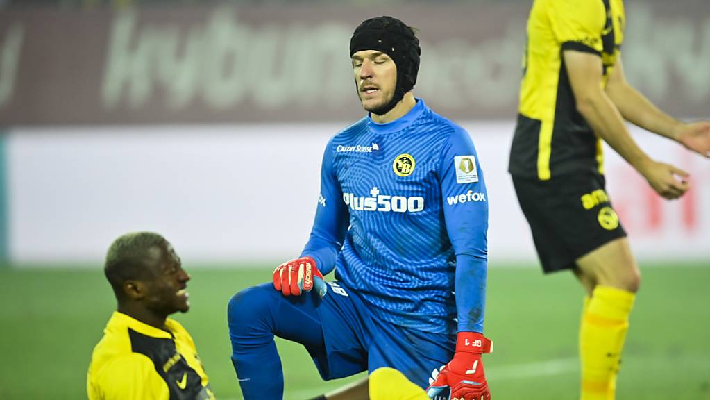 Mohamed Ali Camara verletzt sich bei einer Intervention vor dem 0:2 gegen St. Gallen am Oberschenkel.