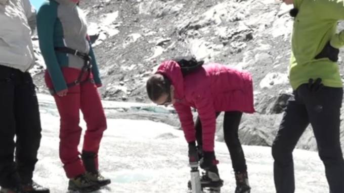 Expedition auf Gletscher für junge Mädchen