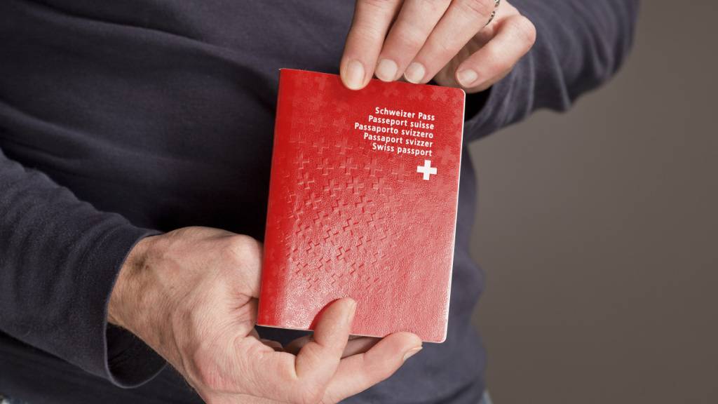 Die SVP des Kantons Zug forderte, dass Personen für höhere, leitende Funktionen zwingend den Schweizer Pass besitzen müssen. (Symbolbild)