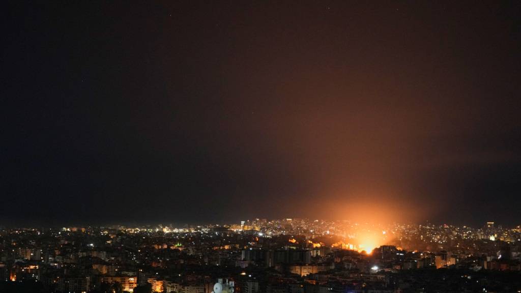 Rauch steigt auf nach einem israelischen Luftangriff in den als Dahija bekannten Vororten Beiruts. Foto: Hassan Ammar/AP/dpa