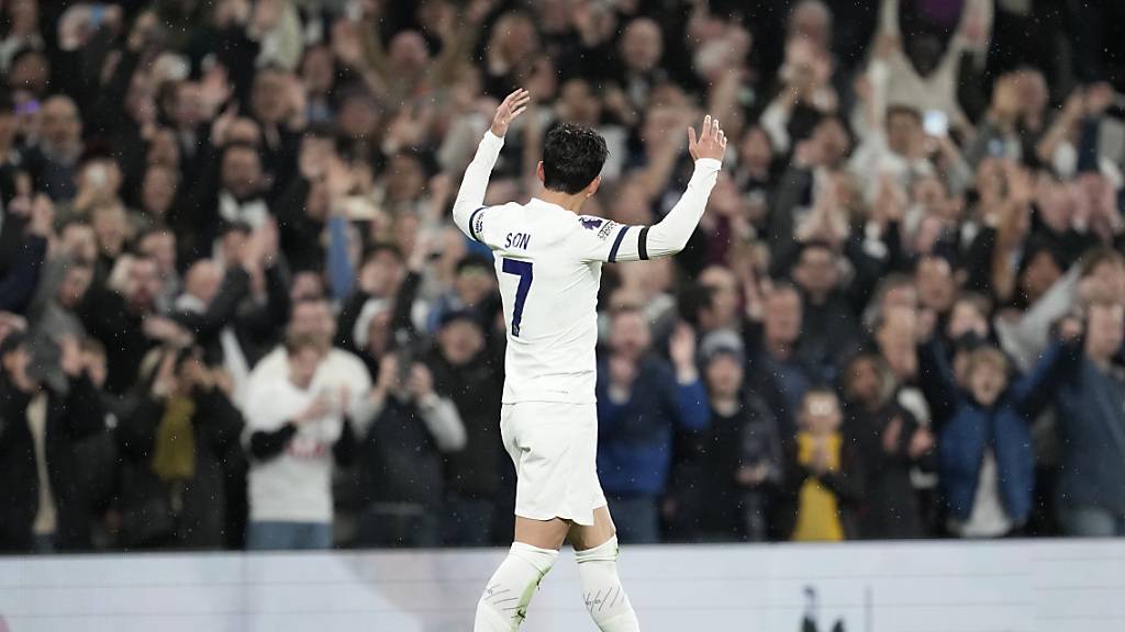 Son Heung-Min lässt sich vom Publikum feiern
