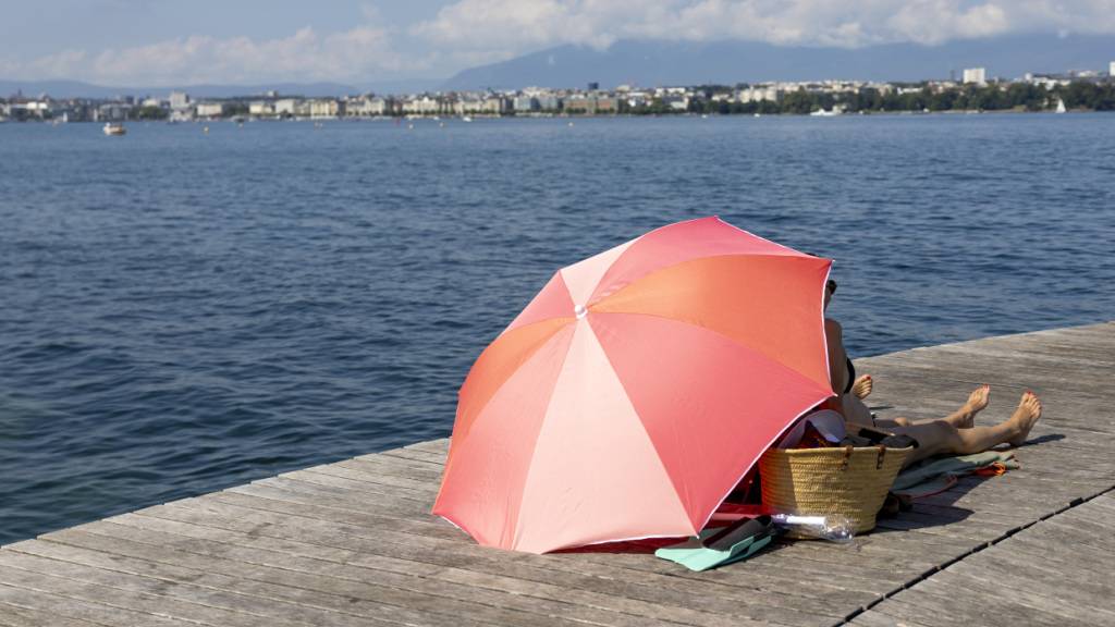 Sommerliche Temperaturen locken viele ans Wasser. (Archivbild)