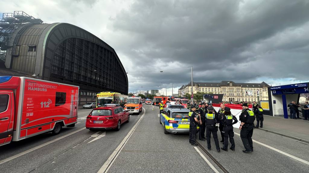Polizei im Einsatz am Tatort. Bei einem Messerangriff im Hamburger Hauptbahnhof sind mehrere Menschen schwer verletzt worden. Das berichteten Augenzeugen. Foto: Steven Hutchings/dpa