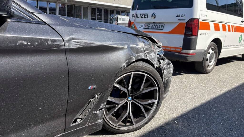 Der Mann prallte mit seinem Auto in eine Baustellenleitplanke.