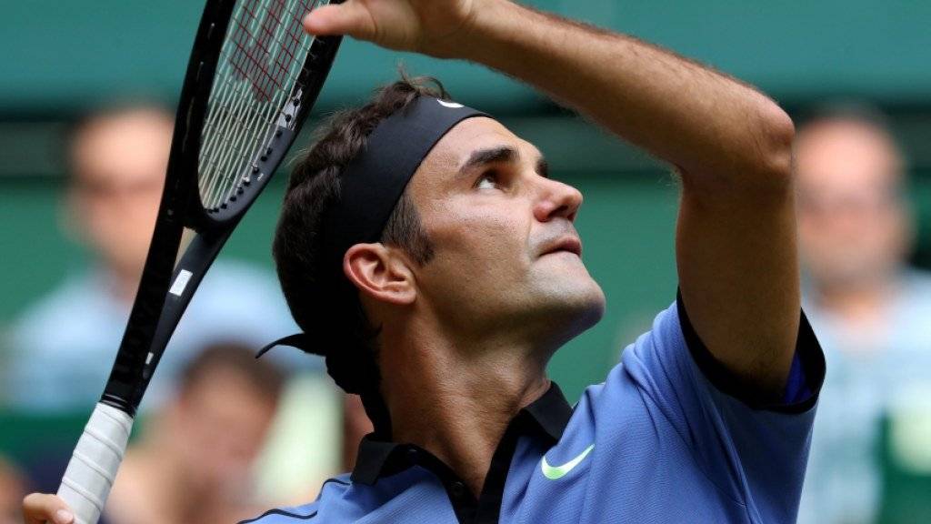 Roger Federer hat den Ball im Blick und den Gegner im Griff.