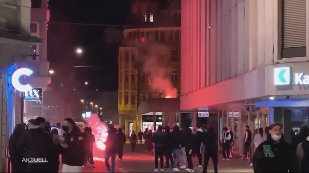 Krawallnacht in St.Gallen: Jugendliche greifen Polizisten an