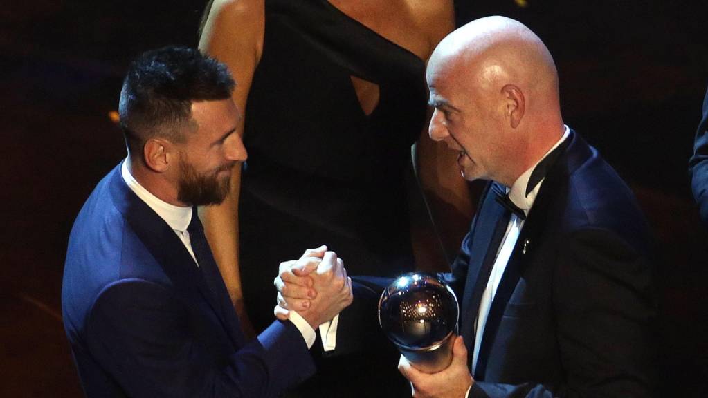 FIFA-Präsident Gianni Infantino überreicht Lionel Messi die Trophäe für den Weltfussballer 2019.
