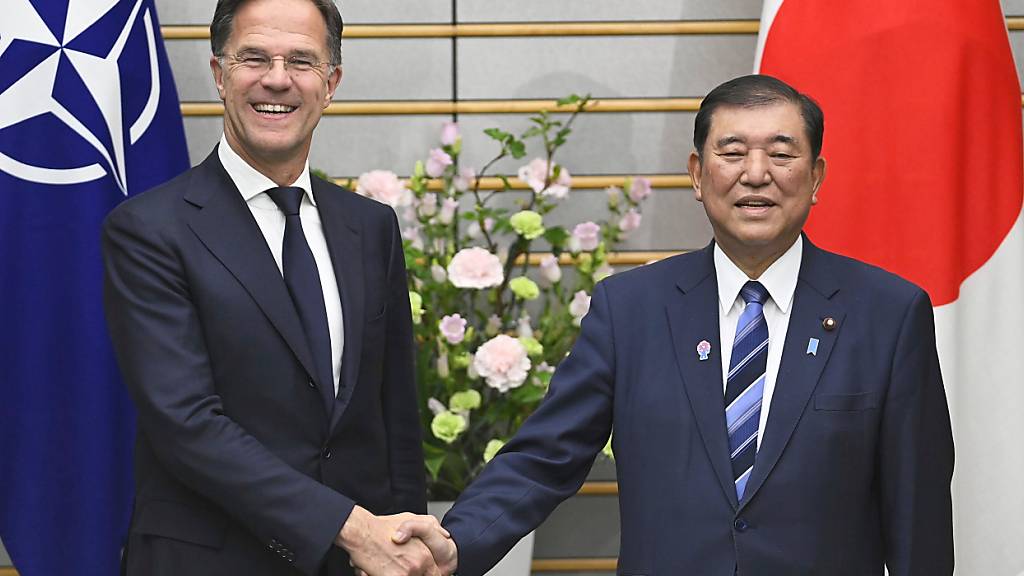 Nato-Generalsekretär Mark Rutte (l) schüttelt dem japanischen Ministerpräsident Shigeru Ishiba vor einem Treffen im Büro des Regierungschefs die Hand. Foto: David Mareuil/Pool Anadolu Agency via AP/dpa