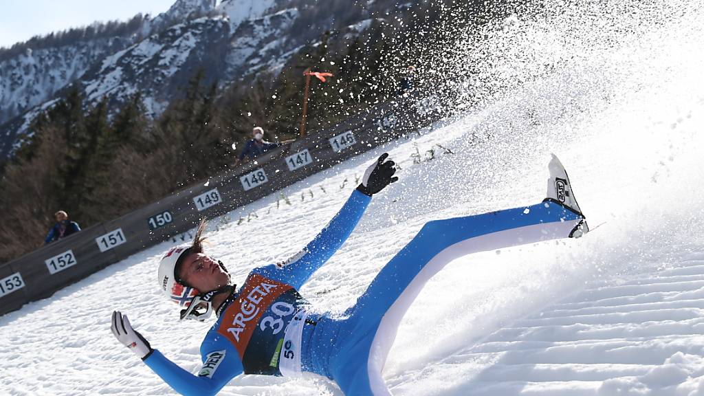 Böser Sturz auf der Riesenschanze in Planica: Der Ex-Weltmeister Daniel-André Tande musste ins Spital gebracht werden, sein Zustand soll aber «stabil» sein