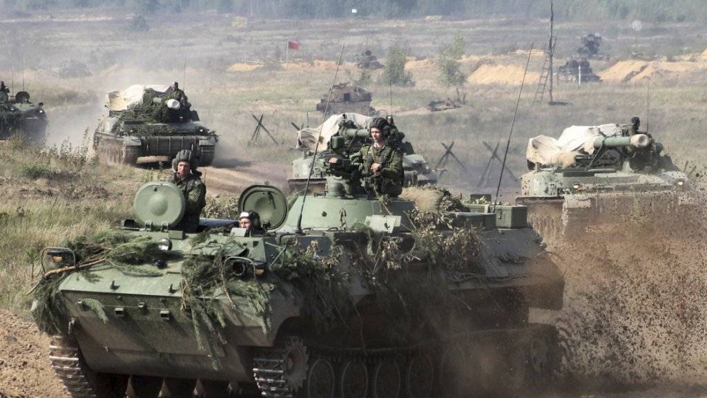 Weissrussische Panzer bereiten sich auf den Begin der Übung «Sapad 2017» vor: Osteuropäische Länder fürchten, dass sich russische Truppen in Weissrussland festsetzen.