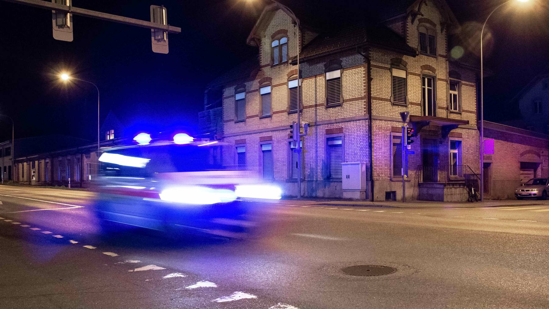 Die Täter rammten mit dem gestohlenen Auto das Patrouillenfahrzeug der Kantonspolizei St.Gallen. (Symbolbild)
