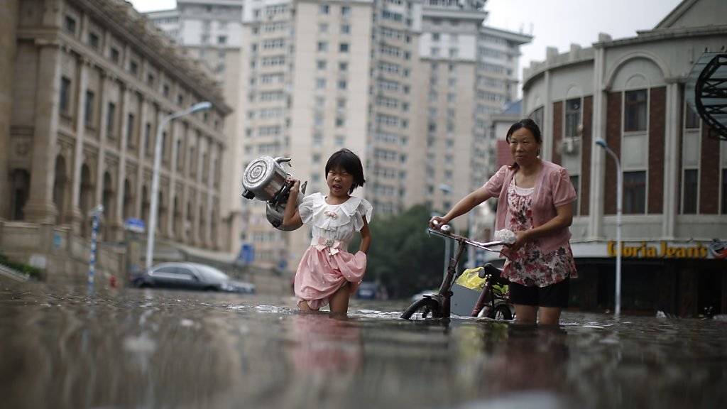 Überflutete Strassen in Tinajin: Nordchina leidet derzeit unter heftigen Regengüssen und schweren Überschwemmungen.