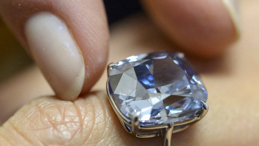 Das Auktionshaus Sotheby's zeigt den blauen Diamanten in Genf während einer Preview.