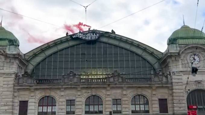 Junge Tat hisst Transparent auf Basler Bahnhofsdach – 6 Personen festgenommen