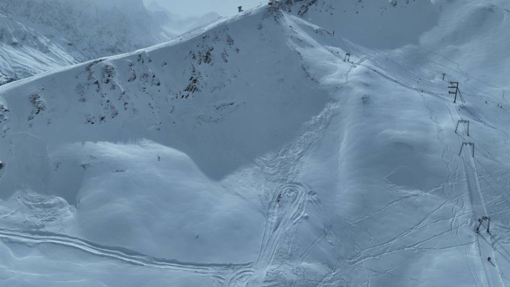 Direkt neben dem Skilift in Parsonz GR wagte sich das Vater-Sohn-Duo neben die Piste und wurde von einer Lawine verschüttet.