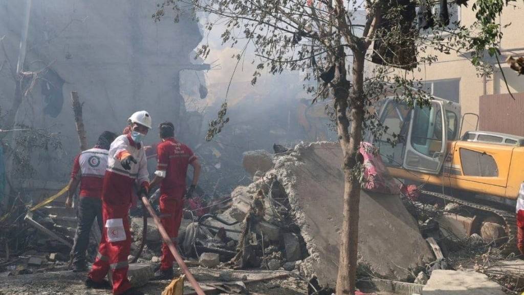 dpatopbilder - HANDOUT - Rettungskräfte arbeiten am Ort einer Explosion in Teheran. Foto: Uncredited/Iranian Red Crescent Society/AP/dpa - ACHTUNG: Nur zur redaktionellen Verwendung im Zusammenhang mit einer Berichterstattung und nur mit vollständiger Nennung des vorstehenden Credits