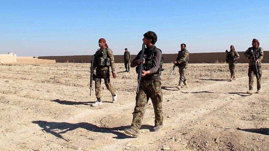 Afghanische Soldaten patrouillieren in der stark umkämpften Provinz Helmand.