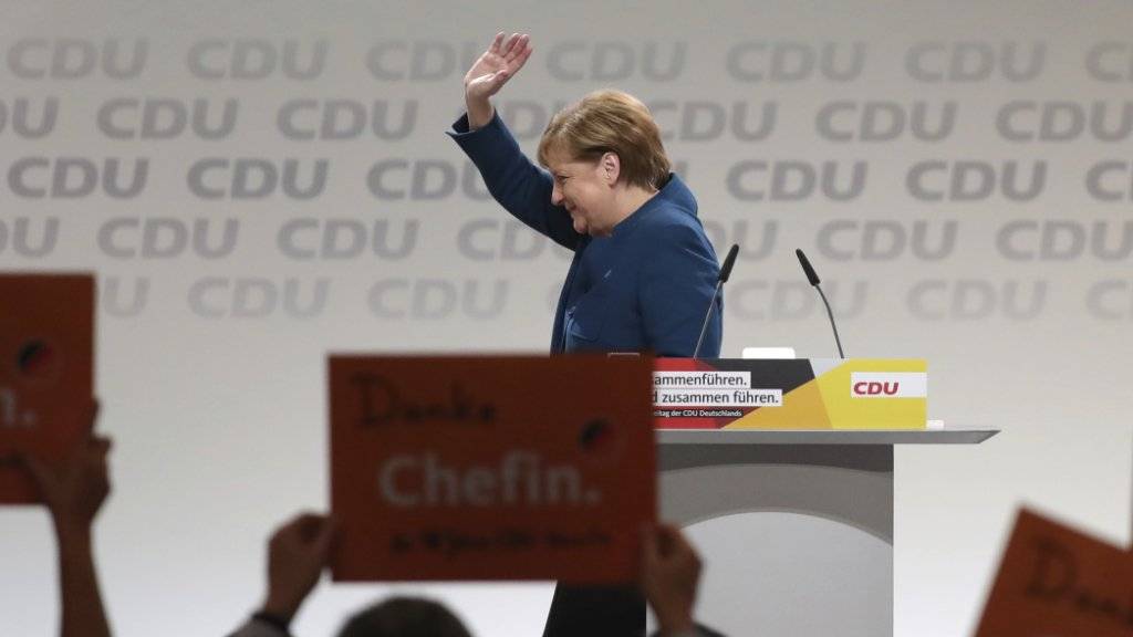 Danke Chefin, das war es: Angela Merkel verlässt das Rednerpult nach ihrer Abschiedsrede als Parteivorsitzende.