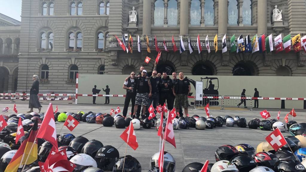 Töfffahrer legen auf dem Bundesplatz ihren Helm nieder - als Protest gegen drohende Lärmbegrenzungen.