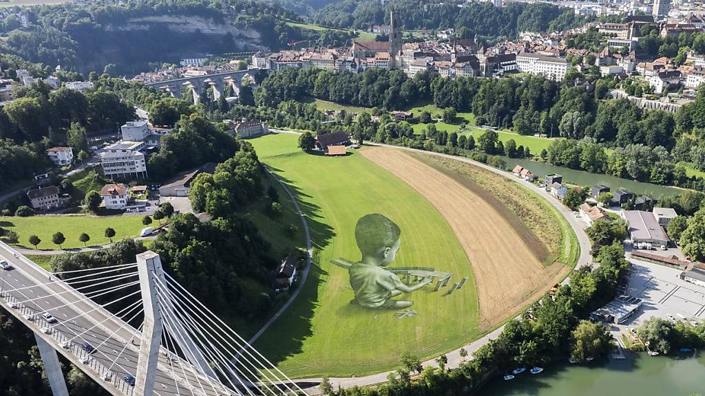 Blick auf das Kunstwerk im Neigles-Feld.