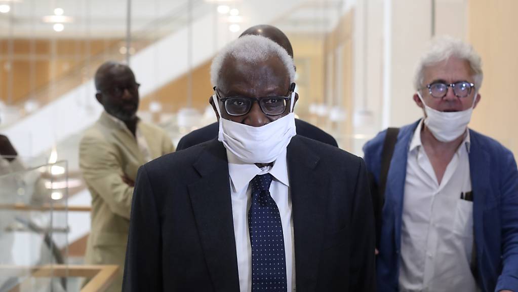 Der Senegalese Lamine Diack, einst Präsident des Leichtathletik-Weltverbandes und IOC-Mitglied, wird des Betrugs, der Geldwäsche und Korruption sowie der Veruntreuung und bandenmässiger Kriminalität beschuldigt.