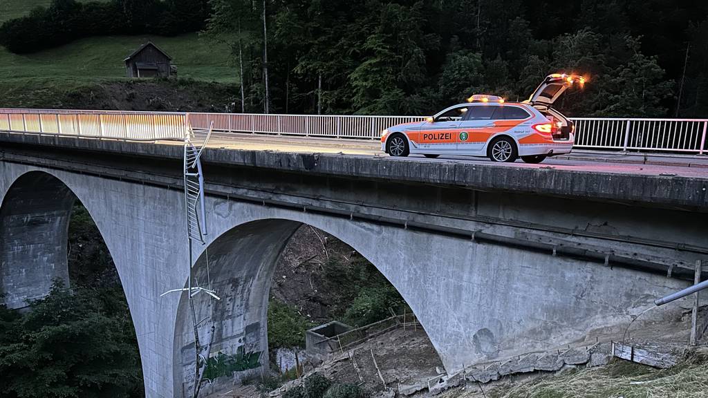 Auto stürzt von Brücke rund 20 Meter in Tiefe – Lenker wird nur leicht verletzt