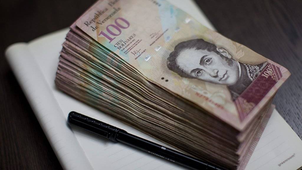 Ein Bündel mit 100-Bolivares-Scheinen - es dürfte wegen der Hyperinflation kaum 10 Dollar wert sein. (Archiv)