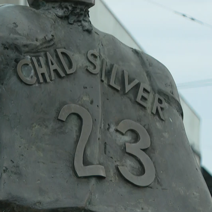 Chad-Silver-Statue zügelt vom Hallenstadion zur Swiss Life Arena