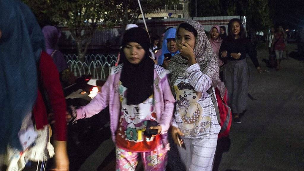 Vom Beben aufgeschreckte Einwohner von Padang rennen aus ihren Häusern.