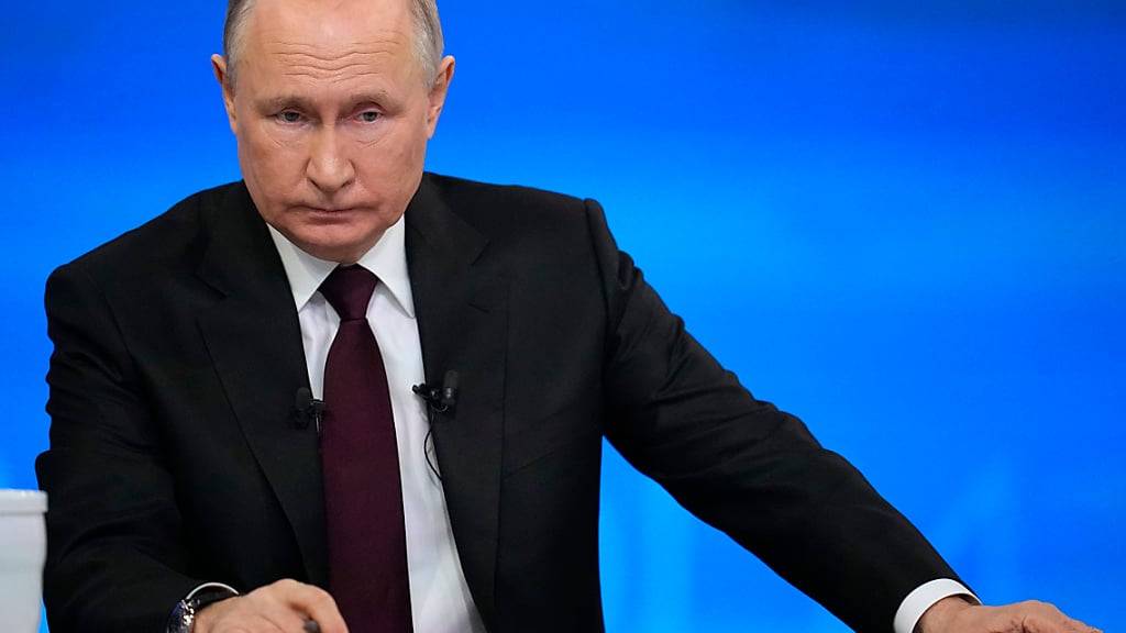 ARCHIV - Der russische Präsident Wladimir Putin segnet ein Gesetz zur Enteignung von Kriegskritikern ab. Foto: Alexander Zemlianichenko/Pool AP/dpa