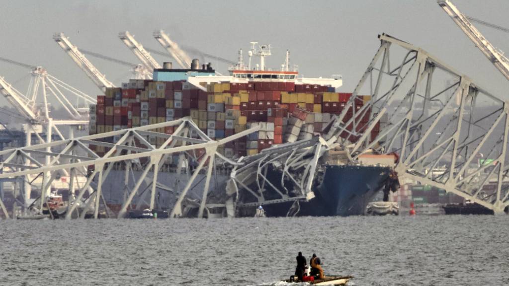 Blick auf die Francis Scott Key Bridge, nach der Kollision eines Containerschiffs mit der Autobrücke. Foto: Kaitlin Newman/AP/dpa