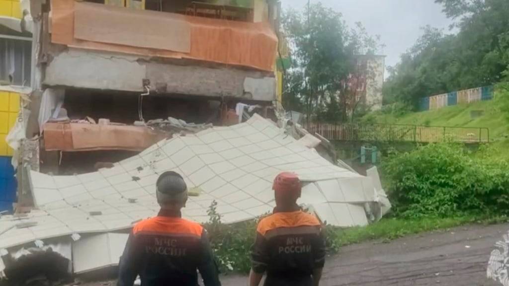 HANDOUT - Auf diesem Bild aus einem vom Pressedienst des russischen Katastrophenschutzministeriums veröffentlichten Video inspizieren Rettungskräfte einen durch ein Erdbeben in Petropawlowsk-Kamtschatski beschädigten Kindergarten. Foto: Uncredited/Russian Emergency Ministry Press Service/AP/dpa - ACHTUNG: Nur zur redaktionellen Verwendung und nur mit vollständiger Nennung des vorstehenden Credits