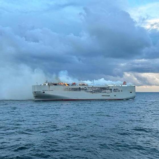 Frachter brennt vor niederländischer Küste – ein Toter