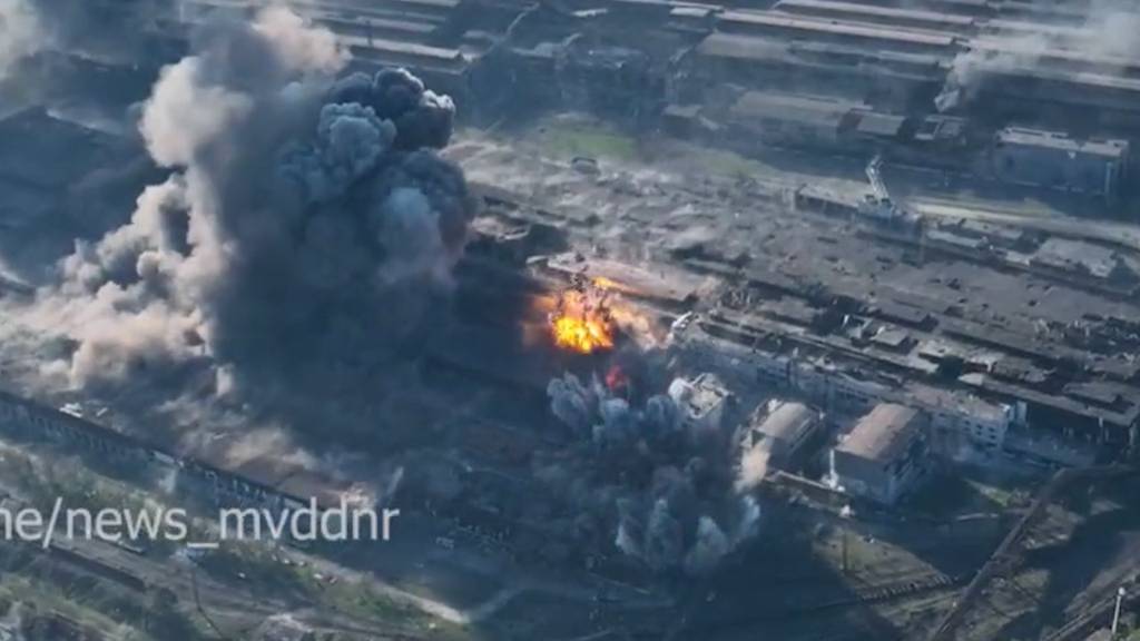 Videos zeigen schwere Angriffe auf Stahlwerk Asovstal - Hoffnung auf Evakuierungen