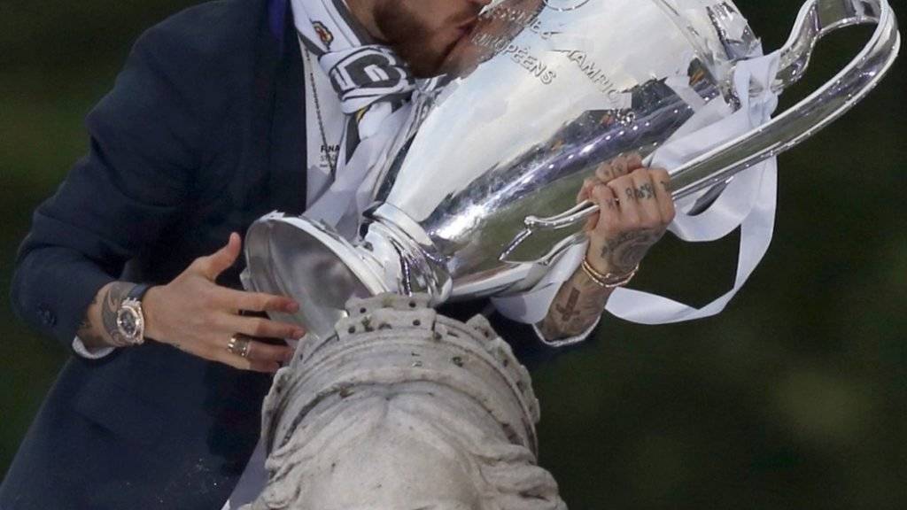 Real Madrids Captain Sergio Ramos küsst die Champions-League-Trophäe, die sein Klub bereits zum 11. Mal gewonnen hat