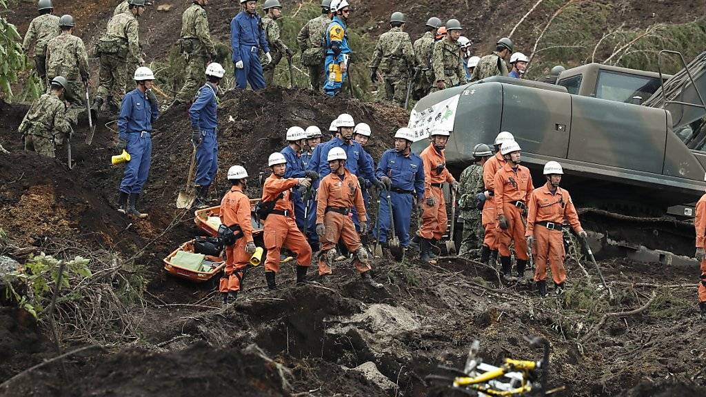 Im Norden Japans suchen auch am Sonntag weiterhin tausende Rettungskräfte nach Überlebenden der Erdbebenkatastrophe vom Donnerstag.