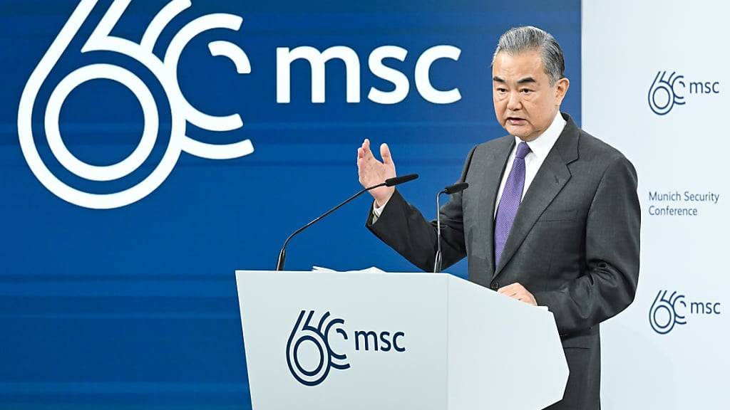 Im Rahmen der Münchner Sicherheitskonferenz äußerte sich der chinesische Außenminister Wang Yi zum Krieg in der Ukraine. Foto: Tobias Hase/dpa