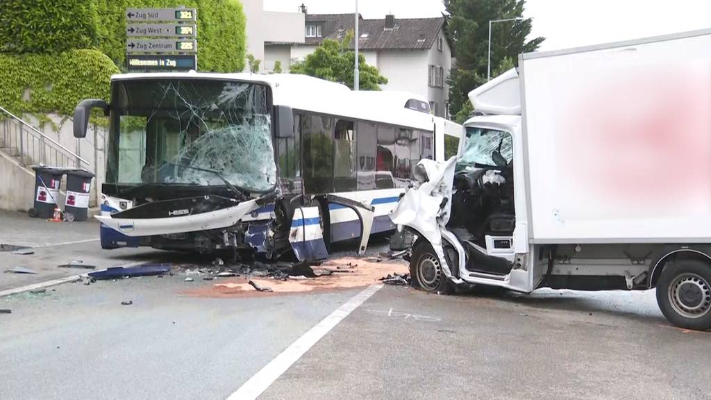 Lieferwagenfahrer wird bei Unfall in Zug lebensbedrohlich verletzt