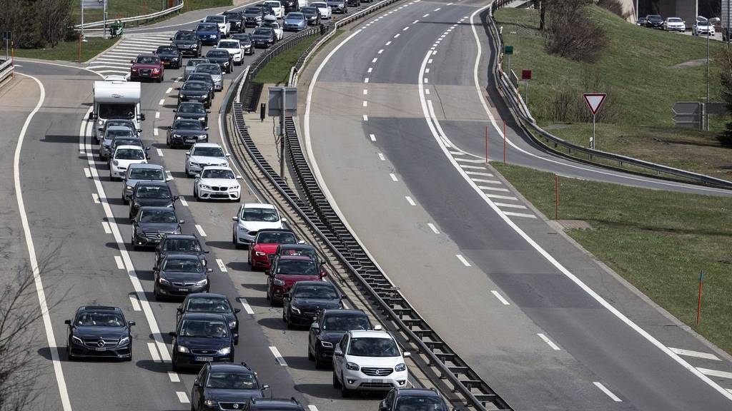 Mehrere Kilometer Stau vor dem Gotthard Nordportal in Wassen. (Archivbild)